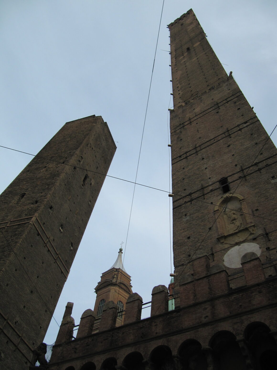 Déjà vu: beroemde Garisenda toren in Bologna staat gevaarlijk scheef