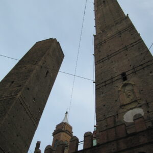 IMG_1961 Déjà vu: beroemde Garisenda toren in Bologna staat gevaarlijk scheef
